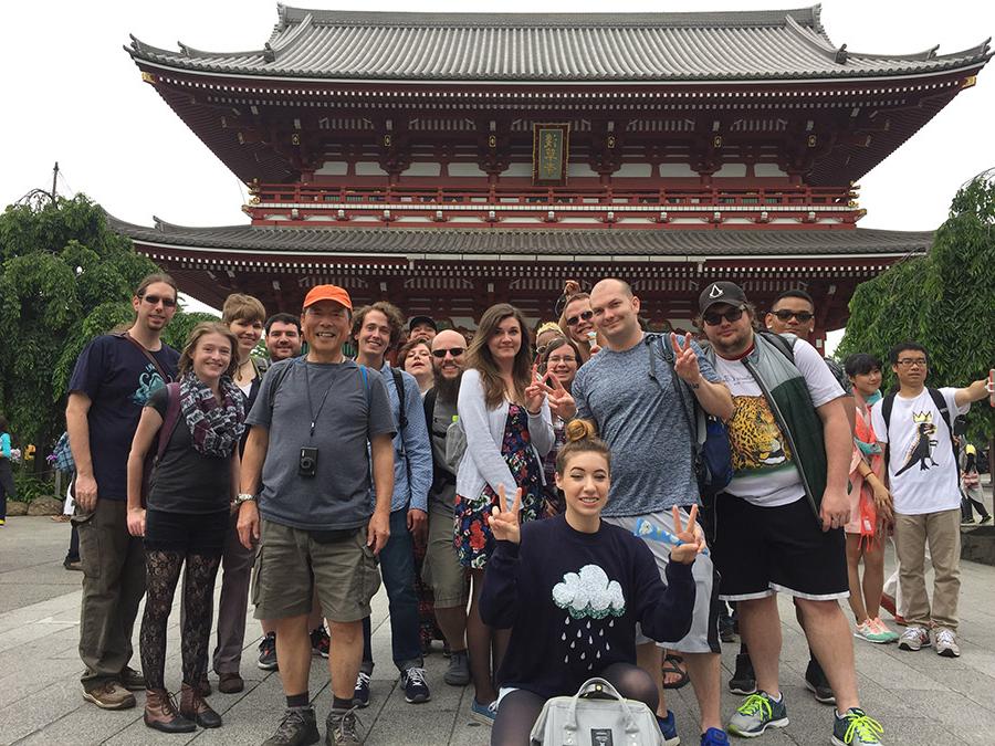 学生们在日本寺庙前.